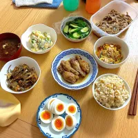 鶏手羽元の甘辛煮、竹輪と糸昆布の煮物、玉子とパプリカのオイスターソース炒め、ポテトサラダ、ゆで卵、あおさの赤だし、たけのこと油揚げの炊き込みご飯、きのこのマリネ、きゅうりの即席漬け|くろーぶやんさん