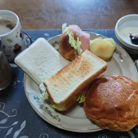 トーストサンドイッチ、レーズンロールパントーストサンドイッチ、あんパン、ランチパック・ピーナッツ、沢庵、ホットコーヒー、烏龍茶、カシスジャム入りヨーグルト(朝ご飯)|enarinさん
