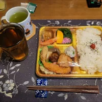どんどん弁当(看板弁当です)、熱い日本茶、麦茶(昼飯、どんどん弁当)|enarinさん
