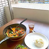 今日の晩ご飯@マンション・ベランダ　チキンと色々野菜の🇹🇭マッサマンカレー＆🇹🇭産ジャスミンライス、ローソンの「シーチキン＆コーン・サラダ」　各種食材と調味料は2枚めの写真をご覧下さい（最後に散らしたバイマックルー君は出番が遅いせいか遅刻して集合写真に間に合いませんでした）。|なびさん