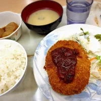 B定食（ビッグメンチ トマトソース） ¥690|Blue Moon Caféさん