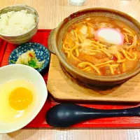 横浜なかや　大関本店
横浜で名古屋飯が食べられる店として知られる「横浜なかや大関本店」さんに来ています

店員さんが蓋をとってくださり、持っていかれますので山本屋さんのように蓋を取り皿にする仕組みではありません
生卵は別皿で持ってきてくださるので、鍋に入れ汁に沈めて白身を白くしていただきます
〆にお汁をかけた白米最高すぎて、、
通いたくなるほど美味しいです☺|豆大福さん
