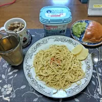 ペペロンチーノ、沢庵、カスタードクリームパン、蓬蒸しパン、にんにく玉ねぎスープ、麦茶、カシスジャム入りヨーグルト(昼飯)|enarinさん