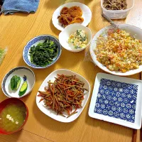 ほうれん草の白だしねぎ和え、きんぴらごぼう、ポテトサラダ、あおさのお味噌汁、ほぐし焼き鮭の混ぜご飯、イカリングフライ、コロッケ、きのこのマリネ、きゅうりの即席漬け。|くろーぶやんさん