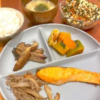 塩鮭　ごぼう甘辛炒め　カボチャ煮物　茄子焼き浸し　キムチ納豆|とゆあさん