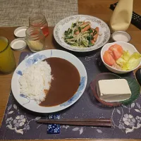 カレーライス、肉野菜炒め、サラダ、沢庵、ファンタオレンジ、練乳かけ手作りミルクココアゼリー(夕飯)|enarinさん