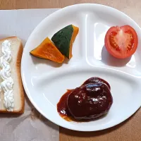 ホイップクリームを塗った食パン、かぼちゃ、トマト、チーズ入りハンバーグ| ナナさん