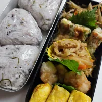 ☆高校生弁当☆雑穀米と昆布ふりかけお握り、金平ゴボウ、竹輪磯揚げ、切干大根、唐揚げ、シラス卵焼き| ｼｮｺﾗさん