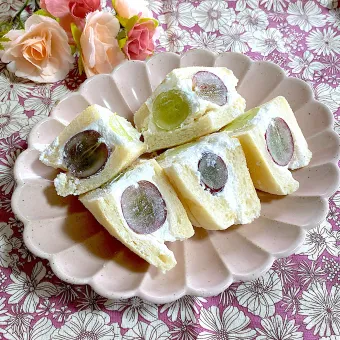 Snapdishの人気料理写真:2種の葡萄のフルーツサンド🍇