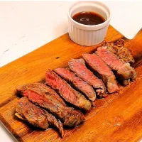 【安い肉を高級ステーキ🥩に激変させるコツ🎯】～焼き方編👆|Falco*さん