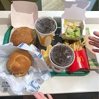 今日の昼ご飯@「マクドナルド」さんin上永谷　ぼくはビッグマックセット（フライドポテト、コース）、はやとはチキンタツタセット（サラダ、コーク）　今日はちょっと用事があってはやとと上永谷に来ました。用事まであまり時間がないので、昼ご飯は駅前のマックで済ませます。マックで食べるのは何年ぶりだろう。|なびさん