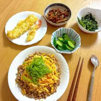 二色丼、きんぴらごぼう、ほうれん草の白だしねぎ和え、きゅうりの即席漬け、イカ天、えび天|くろーぶやんさん