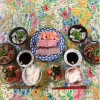 今日の晩ご飯@藤沢のはやとの家　メバチマグロとサーモンとブリの刺身、イカと大根と人参とごぼうとどんこの煮物に絹さやを散らして、トマトとレタスときゅうりとわかめの胡麻よごし、小田原しんじょうと絹さやの吸い物に山椒の葉を浮かせて|なびさん