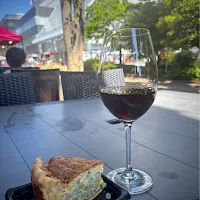 【外食】旅先で美味しいお店発見💡写真はキッシュと赤ワイン🍷|masaさん