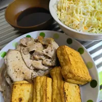 厚揚げ焼いて豚ロース焼いてキャベツ千切り|時雨さん