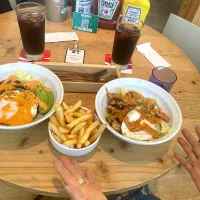 今日の昼ご飯@「Reg-on Diner」さんin鵠沼海岸　チキンボウル（はやと）とロコモコ（ぼく）とフライドポテトとコーラ　今日は所要があって鵠沼海岸に来ました。用を済ませた後、昼ご飯をいただきに海岸沿いにあるスケボーパークの隣のハンバーガー屋さんにはいりました。