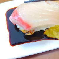 今日のお昼ご飯　寿司と海苔巻き「ヤマロク醤油鶴醤」