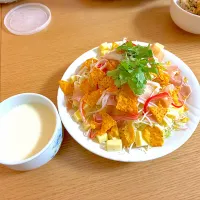 チーズと生ハムのサラダドンタコスのせ、煮豚と煮玉子、ヨーグルトドレッシング。|くろーぶやんさん