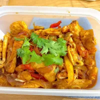 鶏むね肉と海老のトムヤムペースト炒め、豚肉と玉子と小松菜の中華辛味炒め。| くろーぶやんさん