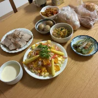 オクラの浅漬けキムチ、ヨーグルトドレッシング、生ハムとチーズのサラダ、豚肉と玉子の中華辛味炒め、鶏むね肉と海老のトムヤムペースト炒め、煮玉子と煮豚、明太フランス、スパイシーベーコン、黒豆カシューナッツ。|くろーぶやんさん