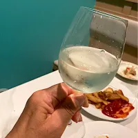 今日の晩ご飯@「青の隠れ家イタリアン  AMORE」さん⑦  ぼくのドリンク2杯目のグラス白ワイン| なびさん