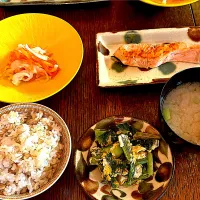 晩ごはん♯焼き鮭♯新玉ねぎご飯♯紅白なます♯小松菜卵| 小松菜さん