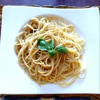 Aglio e alice〜🍝ニンニクとアンチョビのパスタ🍴〜久しぶりに作って見ました〜😋〜塩味抑えめてさっぱりと😌|quitaさん