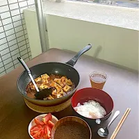 今日の晩ご飯@マンション・ベランダ　花椒、山椒、唐辛子を効かせた四川麻婆豆腐、どんこの中華スープ、トマトサラダ　どんぶり飯の上からかけて麻婆丼にしていただきます😋|なびさん