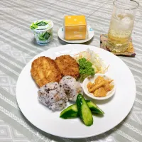 grandmaの晩ごはん☆ 今日も暑い1日で…
今夜はコロッケ
紫蘇のおにぎり
柚子酒で…
デザートはカステラ|kaoriさん