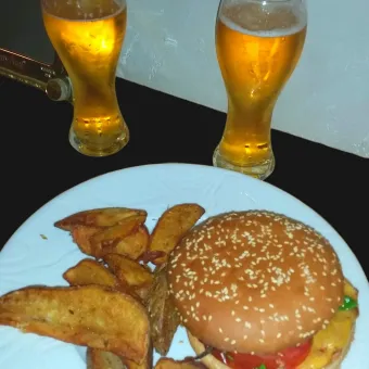 Snapdishの人気料理写真:🇺🇸Cheeseburger ,fried potatoes and beer🇺🇸