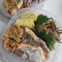 ☆弁当☆雑穀米、ゆかり、金平ゴボウ、鮭マヨネーズ焼、シラス卵焼き、切干大根|ｼｮｺﾗさん