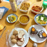 豚肉と玉子とパプリカの中華辛味炒め　#鶏むね肉と海老とたけのこのトムヤムペースト炒め、昆布おにぎり、唐揚げマヨおにぎり、浅漬けキムチ、ケララチキンカレー、煮豚と煮玉子、チーズサラダ。| くろーぶやんさん