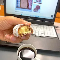 今日の昼ご飯@オフィス③  「尾州 芭沙羅」を一口かじったところで断面を眺めます。（実況中継中）|なびさん