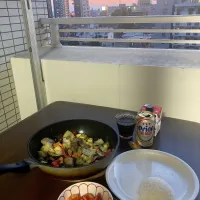 今日の晩ご飯@マンション・ベランダ　ラムと色々野菜のプロヴァンス風ハーブ焼き・🇹🇭産ジャスミンライス添え、トマトとオレンジのサラダ、オリオンビール、安赤ワイン　2枚目、3枚目もご覧ください|なびさん