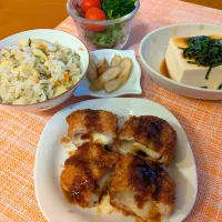 ☆豚ロースチーズ巻きカツ　☆冷奴　☆サラダ　☆ゴボウ漬　☆炊き込みご飯| chikakoさん