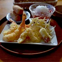 天ぷら、いなり寿司、トマトと新玉ねぎの甘酢