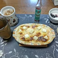 三種のチーズのオートミール餅グラタン、ホットコーヒー、麦茶、カシスジャム入りヨーグルト(朝ご飯)|enarinさん
