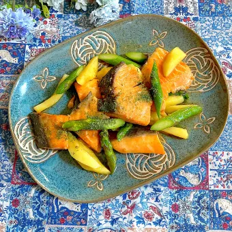 Snapdishの人気料理写真:鮭🐟と春野菜のコンソメ炒め✨