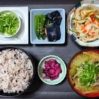 今日の朝ごはん（十五穀ごはんにあじの南蛮漬、揚げなすとオクラのお浸し、納豆、白菜と平茸のみそ汁、きゅうりのしば漬け）|Mars＠釜飯作り研究中さん