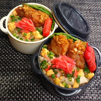 Snapdishの人気料理写真:母とムスコのラブラブおソロ♪サラチキかに玉炒飯＆油淋鶏弁当