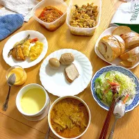 ミックスサラダ、ヨーグルトドレッシング、煮豚と煮玉子、豚肉と玉子とたけのこの中華辛味炒め、鶏むね肉と海老とパプリカのトムヤムペースト炒め、高野のメロンパン、ベーコンチーズパン、天ぷら、ケララチキンカレー、プリン。| くろーぶやんさん