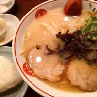 【1959年北九州市で初代が創業。
1999年息子の二代目が脱サラして 継承し、 渋谷に移転】 
唐そば 渋谷二丁目店 
ラーメン (900円) 
＋オニギリ1個 (沢庵付き、50円)
＋ゆで玉子1個 (殻まま、50円) 
＠渋谷2分 
226132
〈醤65塩23噌󠄀8タ5出12F4冷5チ3混3つ2担1沖1〉