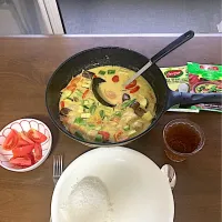 今日の晩ご飯@マンション　チキンと色々野菜の🇹🇭グリーンカレー・🇹🇭産ジャスミンライス添え、トマトサラダ　いつもの通り、メープロイのグリーンカレーペーストとチャオタイブランドのココナッツクリームパウダーを使いました