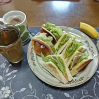 トーストサンドイッチ、レーズンロールパントーストサンドイッチ、ホットコーヒー、麦茶、バナナ(朝ご飯)|enarinさん
