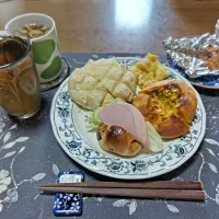 レーズンロールパントーストサンドイッチ、メロンパンとレモンパイとコーンマヨパン、ロッケ、カットわかめ&フライドレッドオニオン&乾燥スライスにんにく入りタマネギスープ、麦茶(昼飯)|enarinさん