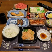 ご飯、焼き餃子、キムチ、マカロニサラダ、酢の物、コカ・コーラ、手作りマグカッププリン、漬けWサーモン丼、俵型お赤飯,太巻き,いなり寿司、銀鮭(かま)塩焼き,コロッケ、すいか(夕飯)|enarinさん