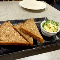 黒パン　ハーブバター付き|もうちゃんさん