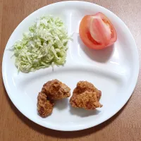 キャベツサラダ、トマト、唐揚げ|ナナさん