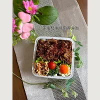 5/21❤︎主人の黒毛和牛焼肉弁当🌱
朝からしとしと雨☔
昨日までので暑さはないけれど雨のため蒸し暑くなりそうですね
こんな日こそSmile✨☺️

＊ 黒毛和牛焼肉
＊ 半熟たまご
＊ ほうれん草の胡麻和え
＊ たらこパスタ
＊ のっけ丼|Makinsさん
