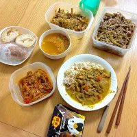 ケララチキンカレー、鶏むね肉と海老のトムヤムペースト炒め、豚肉と玉子の中華辛味炒め、きのこのマリネ、坦々春雨スープ、黒豆カシューナッツパン、ベーコンチーズパン、からあげクンブラックペッパー味。|くろーぶやんさん